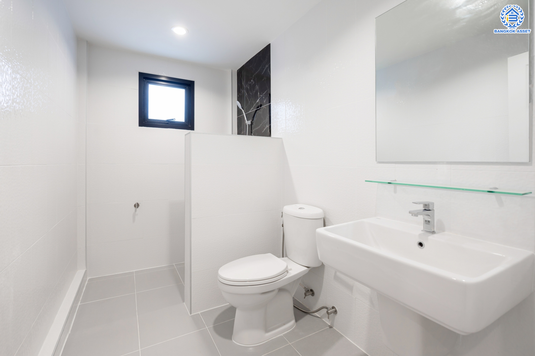 บ้านมือสองตกแต่งใหม่ ม.บูรพา12 ดอนเมือง บ้านเดี่ยว เนื้อที่ 50 ตร.ว. ฟังก์ชัน 4 ห้องนอน 2 ห้องน้ำ จอดรถได้ 2 คัน บนทำเลดีที่สุด ใกล้สนามบินดอนเมือง ทางด่วน "ศรีสมาน" และรถไฟฟ้าสายสีแดง "สถานีดอนเมือง"